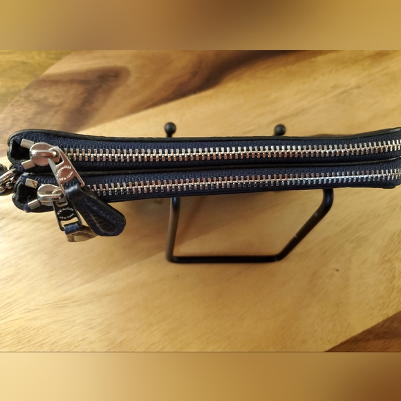 COACH METALLIC NAVY BLUE WRISTLET IN GOOD CONDITION! - Picture 4 of 7